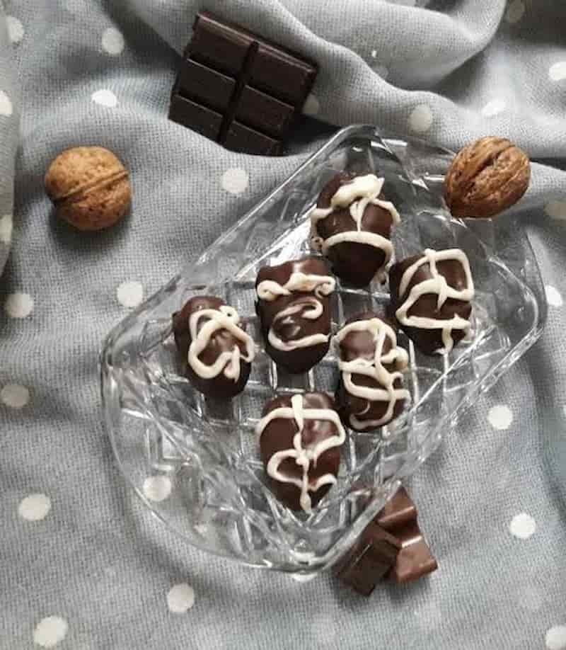 خرما شکلاتی با مغز بادام مناسب پذیرایی شیک